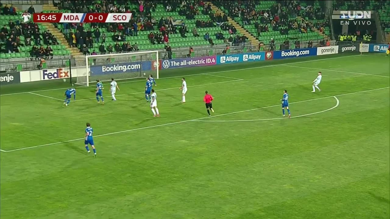 ¡TIRO ATAJADO! disparo por Andrew Robertson.