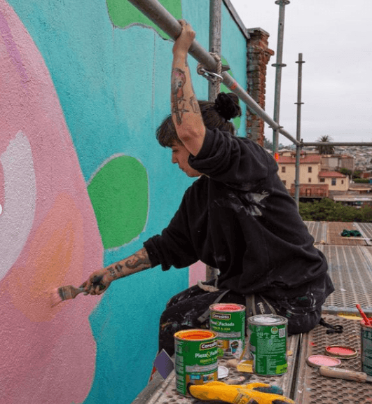 Pero fue con otro mural que la cantante chilena acaba de causar controversia.
