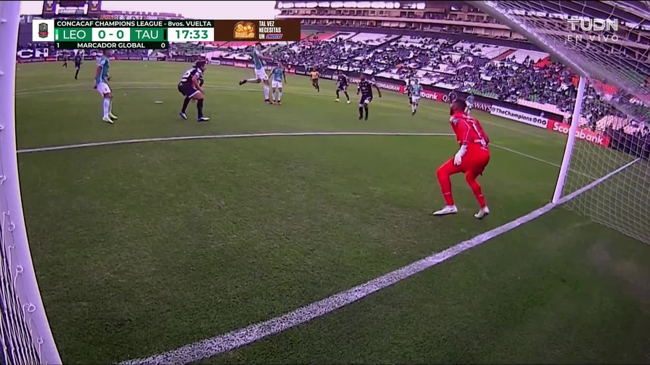 ¡CERCA! Alfonso Alvarado disparó que se estrella en el poste.