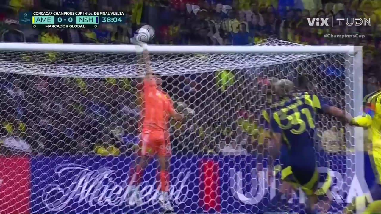¡Atajada enferma Schwake! Rayito saca un cañonazo y el portero evita el 1-0