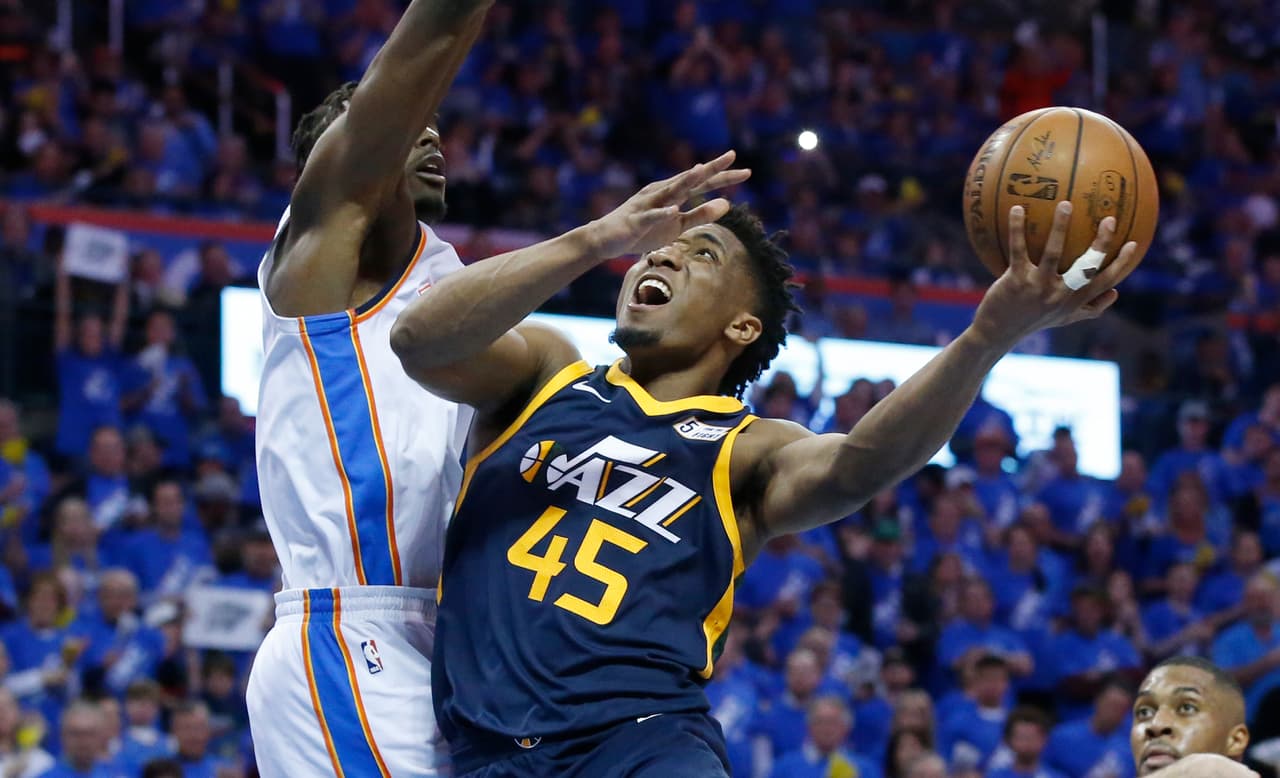 En Utah Donovan Mitchell jugó su primer juego de playoff con una actuación destacada de 27 puntos, 10 rebotes y tres asistencias; al final Utah se vio superado por el Oklahoma City de Westbrook.
<br>