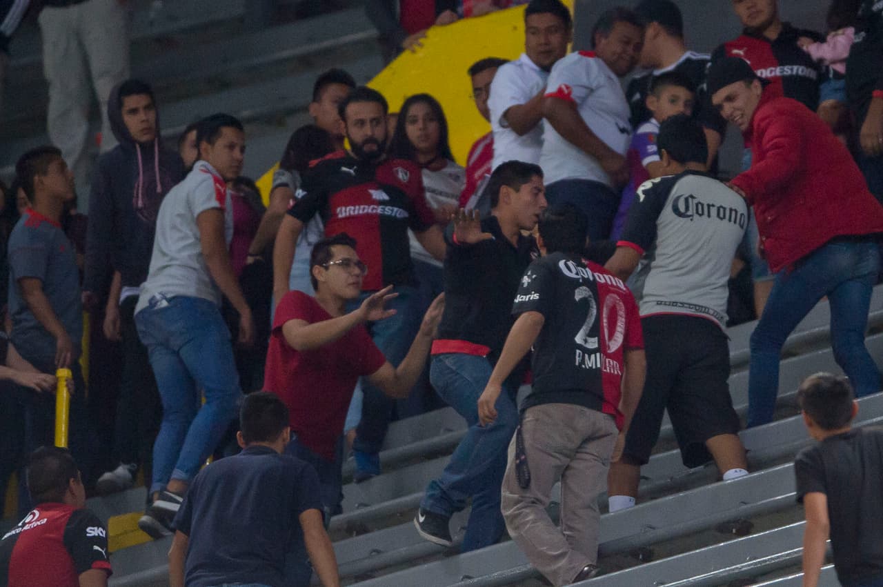 Poco a poco, en medio de la derrota, la situación se calmó, pero ya con la mancha de los actos de violencia como daño en la fiesta.