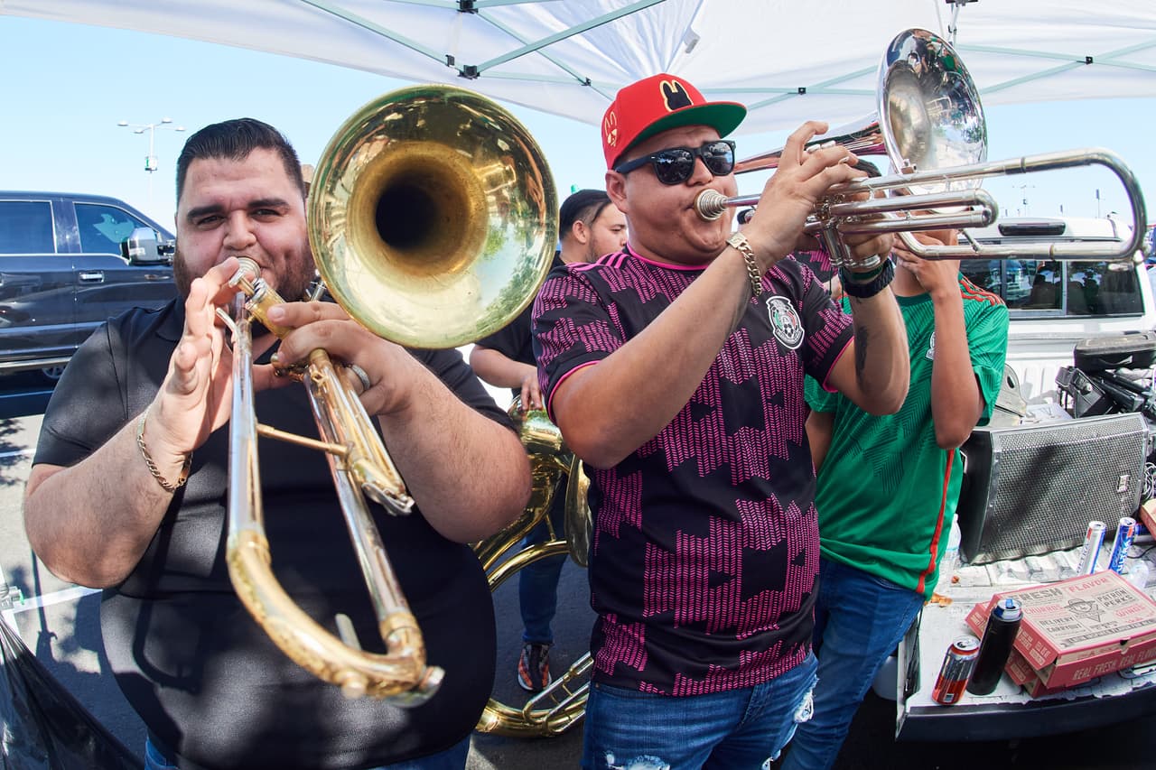 ¡Ambientazo y calorón! Pese a los 100 grados que se dejaron sentir en Glendale, miles de aficionados mexicanos aparecieron en las afueras del estadio para apoyar a su selección en el camino a Qatar 2022.