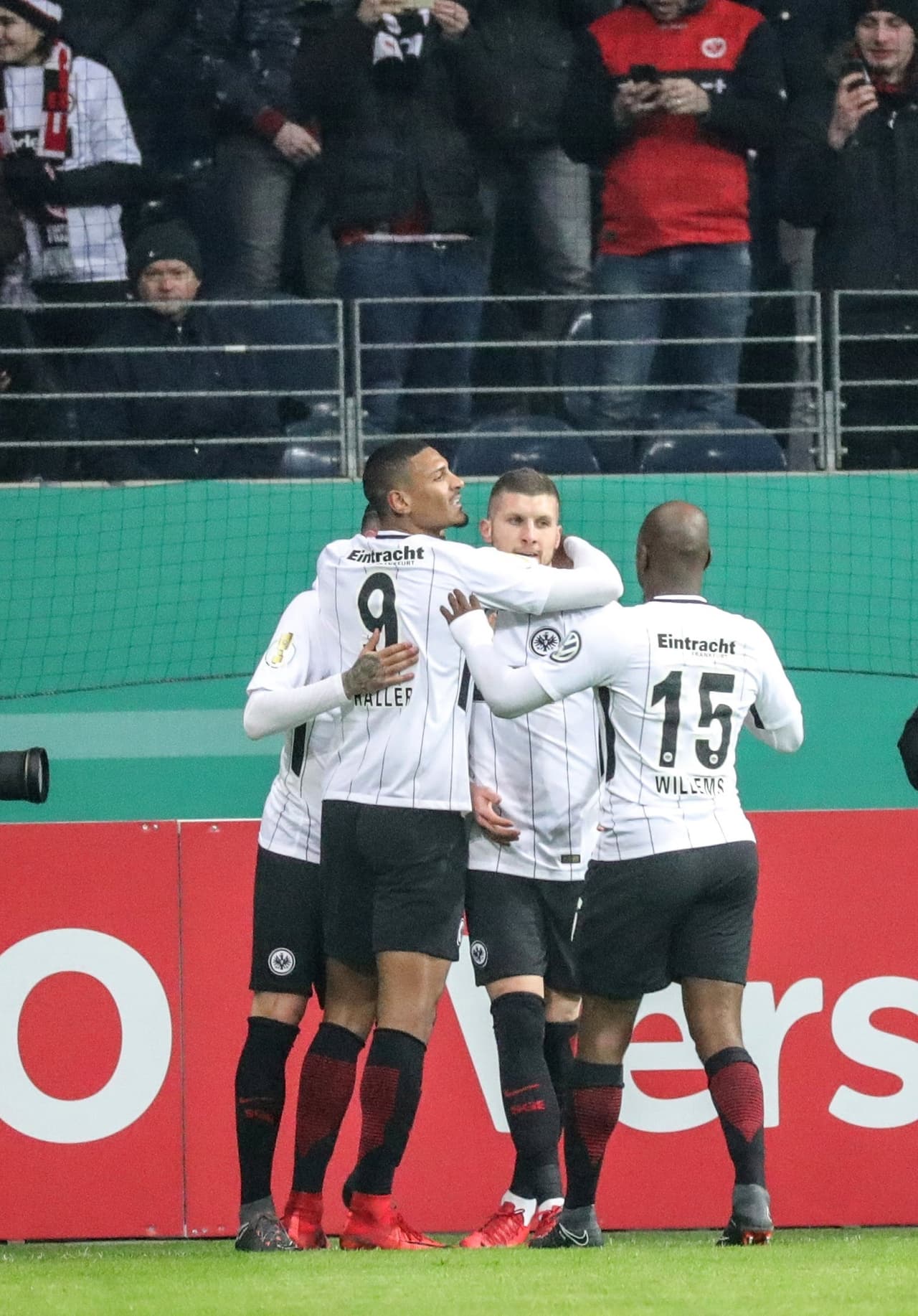 Tan solo tuvo que empujar la pelota para el festejo de toda la afición del Eintracht, que ya se ilusionaba con el triunfo.