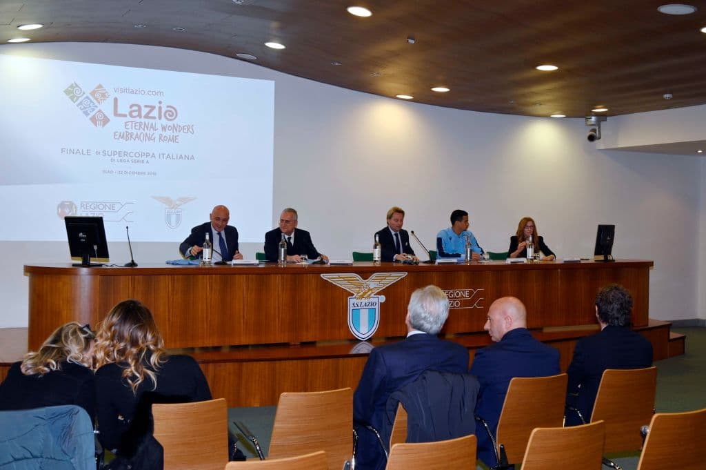 Claudio Lotito, presidente, y Daniele Leodori, vicepresidente, dieron a conocer la camiseta que usará la Lazio en la Supercopa Italiana.