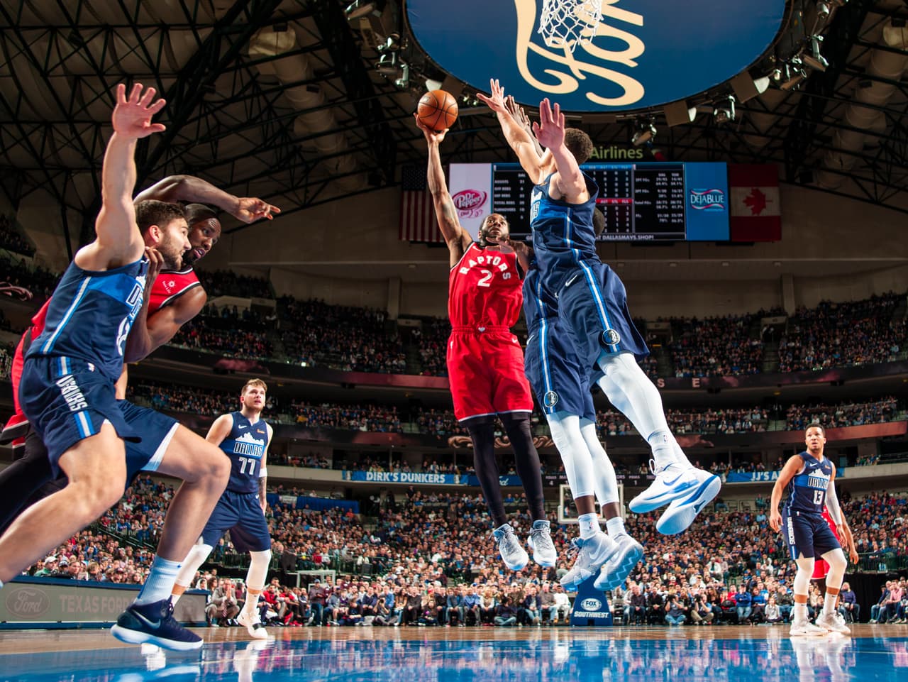 Raptors 123-120 Mavericks: a pesar del buen momento de Luka Doncic, los de Dallas siguen sin levantar cabeza alejándose de los playoffs. Por su parte, Kawhi Leonard, Kyle Lowry, Fred VanVleet y Serge Ibaka formaron un buen conjunto para regresarse a Toronto con la victoria.