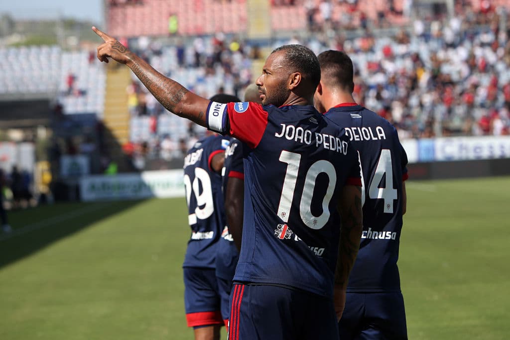 Genoa logra remontar y se lleva la victoria ante Cagliari 3-2 durante la Jornada 3 de la Serie A. Joao Pedro Dos Santos abrió el marcador al minuto 16' y Luca Capitelli sumaba el segundo tanto a favor de los 'rossoblu', sin embargo Mattia Destro (59') y Mohamed Salim Fares con doblete (69', 78') le dieron la victoria a los de Cerdeña; Johan Vasquez estuvo en la banca.