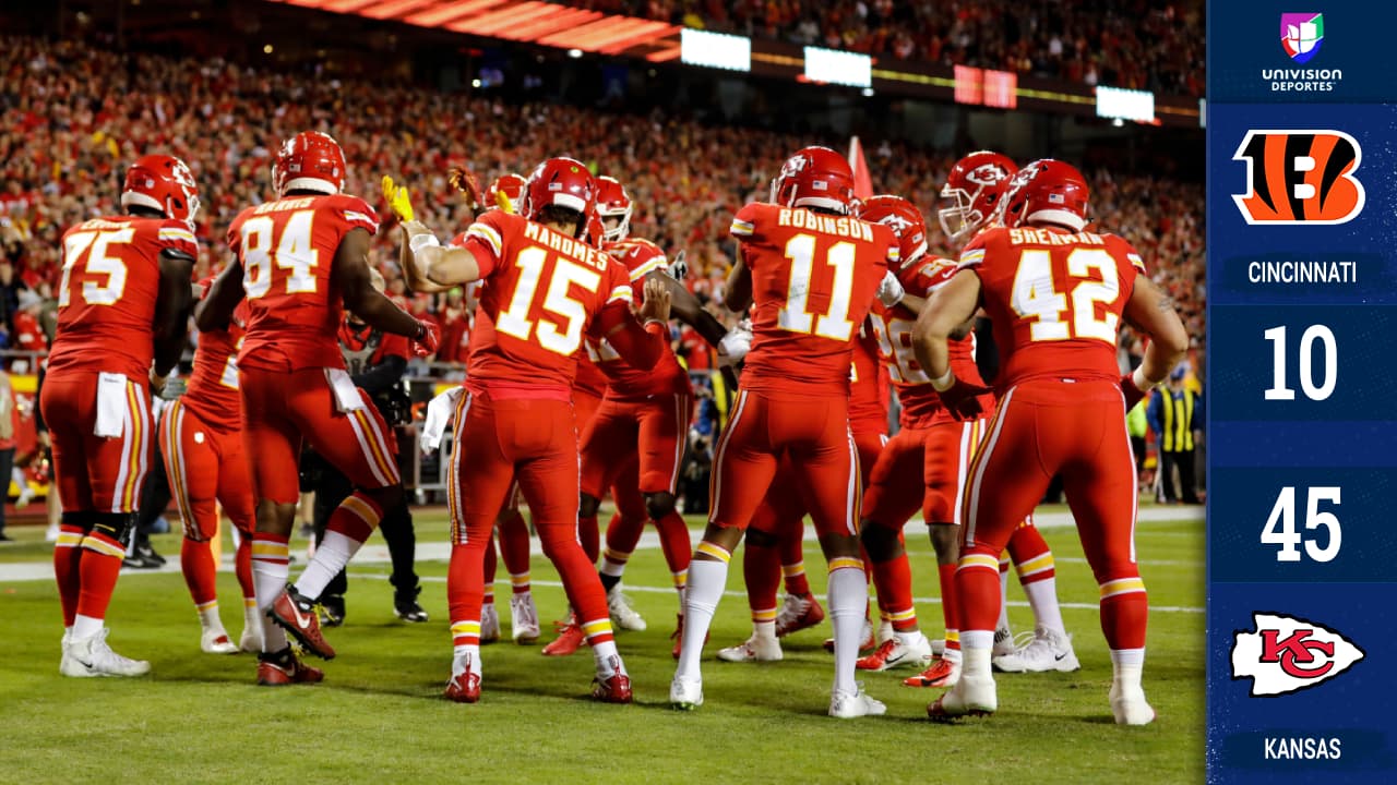 Tres touchdowns de Kareem Hunt, dos por pase y uno por carrera, propulsaron a los Chiefs a apalear a los Bengals, quienes salieron en una noche de gatos negros.