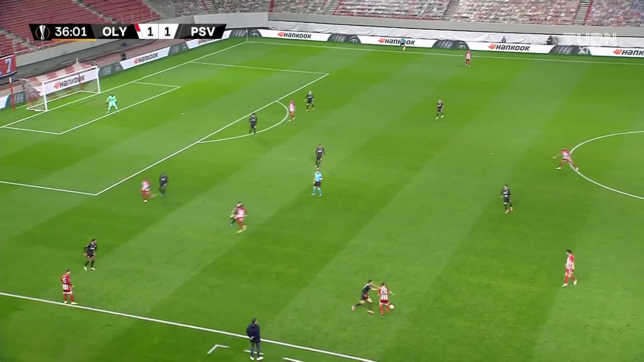 Derechazo y gol de Olympiakos... M'Vila puso el 2-1 sobre PSV