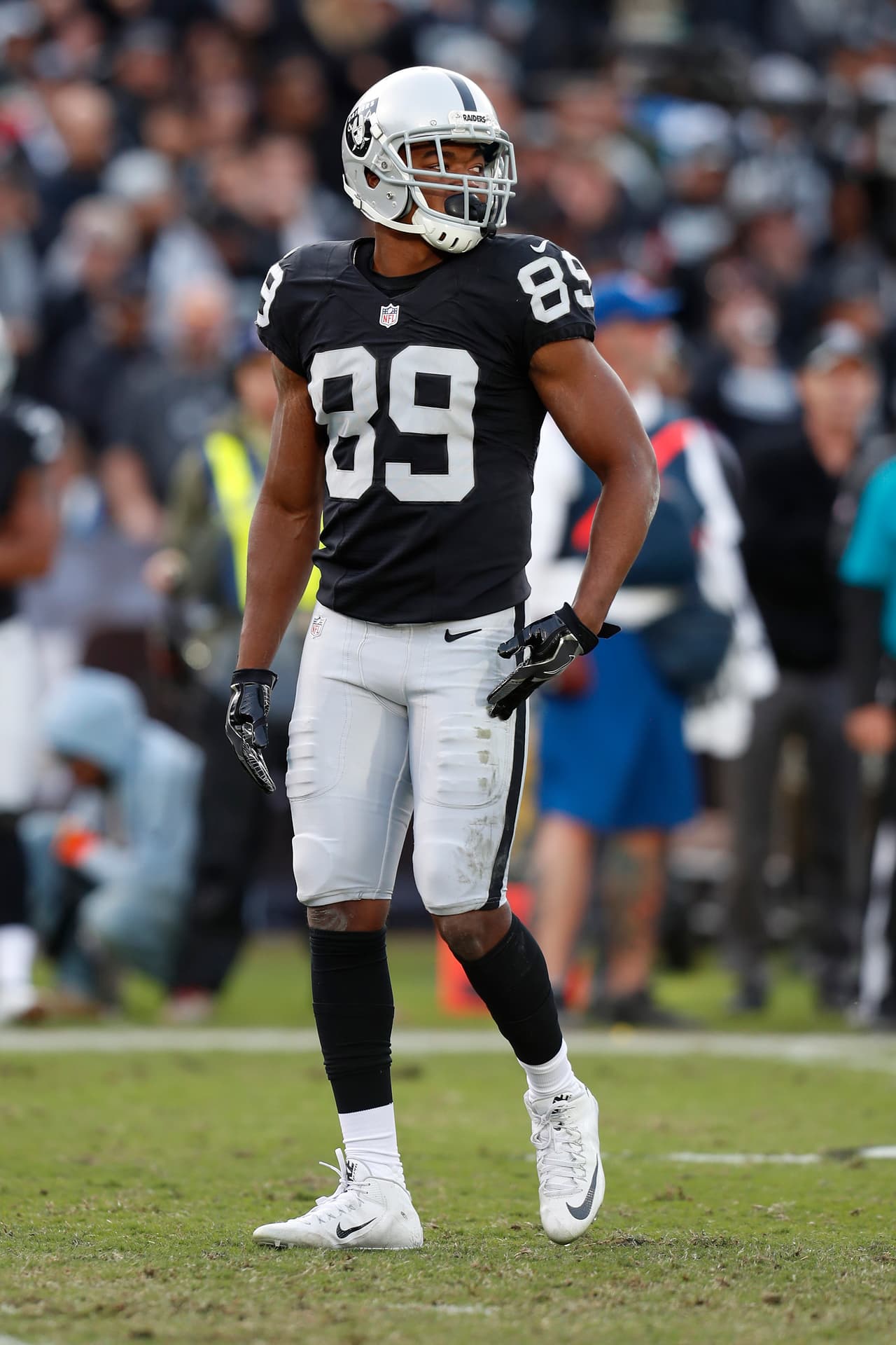<b>Amari Cooper vs Baltimore Ravens</b>
<br>Cooper terminó en la posición 90 en puntos Fantasy PPR entre los receptores. Ahora enfrenta a los
<a href="https://translate.googleusercontent.com/translate_c?depth=1&hl=es&ie=UTF8&prev=_t&rurl=translate.google.com&sl=en&sp=nmt4&tl=es&u=http://www.nfl.com/teams/baltimoreravens/profile%3Fteam%3DBAL&usg=ALkJrhi_a4_zUfuAIZ_Q5SFd0ZACGLC9tw"><b>Ravens</b></a>, que han entregado el tercer menor promedio de puntos PPR (7,9 PPG) a receptores uno este año (incluyendo a Antonio Brown). También no ayuda que
<a href="https://translate.googleusercontent.com/translate_c?depth=1&hl=es&ie=UTF8&prev=_t&rurl=translate.google.com&sl=en&sp=nmt4&tl=es&u=http://www.nfl.com/player/ejmanuel/2539228/profile&usg=ALkJrhiG-4yWN5zF4EVPS7s7wnsH7nyAOA"><b>EJ Manuel</b></a> será quien le esté lanzando por la lesión de
<b>Derek Carr</b>.
<br>
<br>
<i>Más receptores que debes alejar de tu alineación inicial: Eric Decker vs. Dolphins, Sammy Watkins vs. Seahawks y Allen Hurns vs. Steelers.</i>