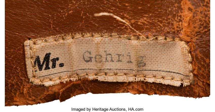 En el pasado las gorras de los peloteros estaban personalizadas de este modo, con una etiqueta que indicaba el nombre del propietario.