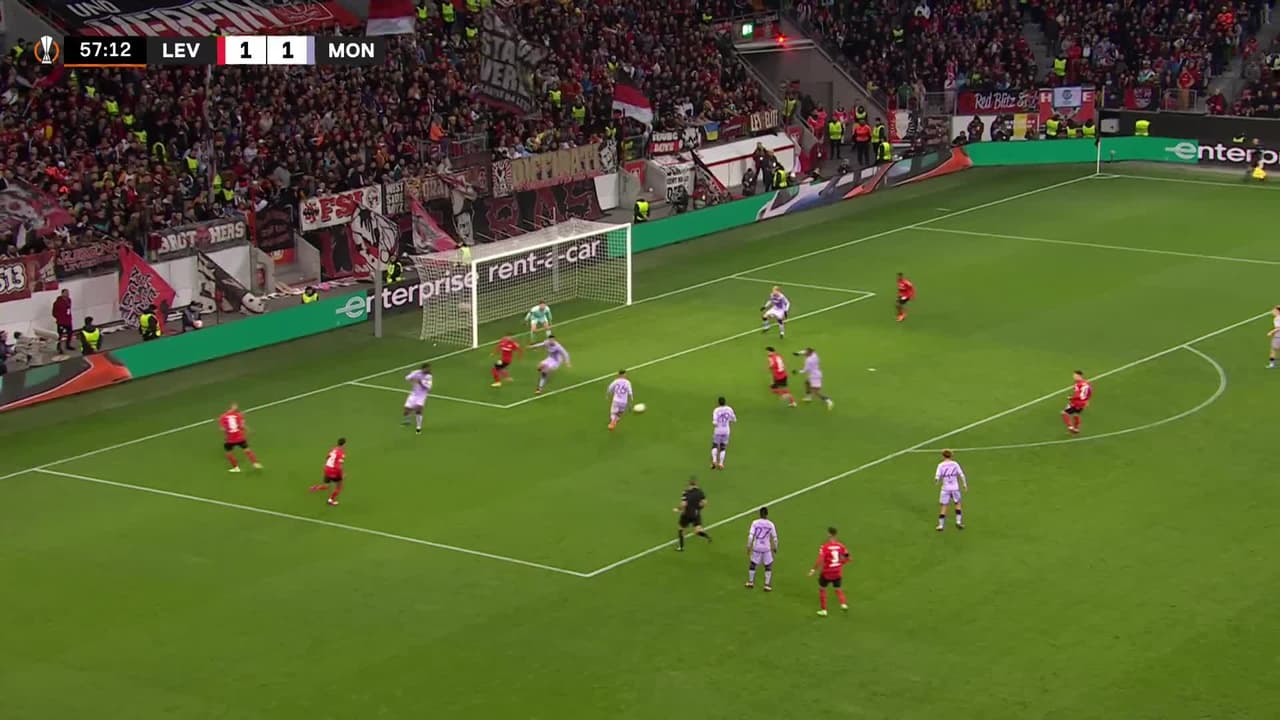 ¡TIRO ATAJADO! disparo por Nadiem Amiri.