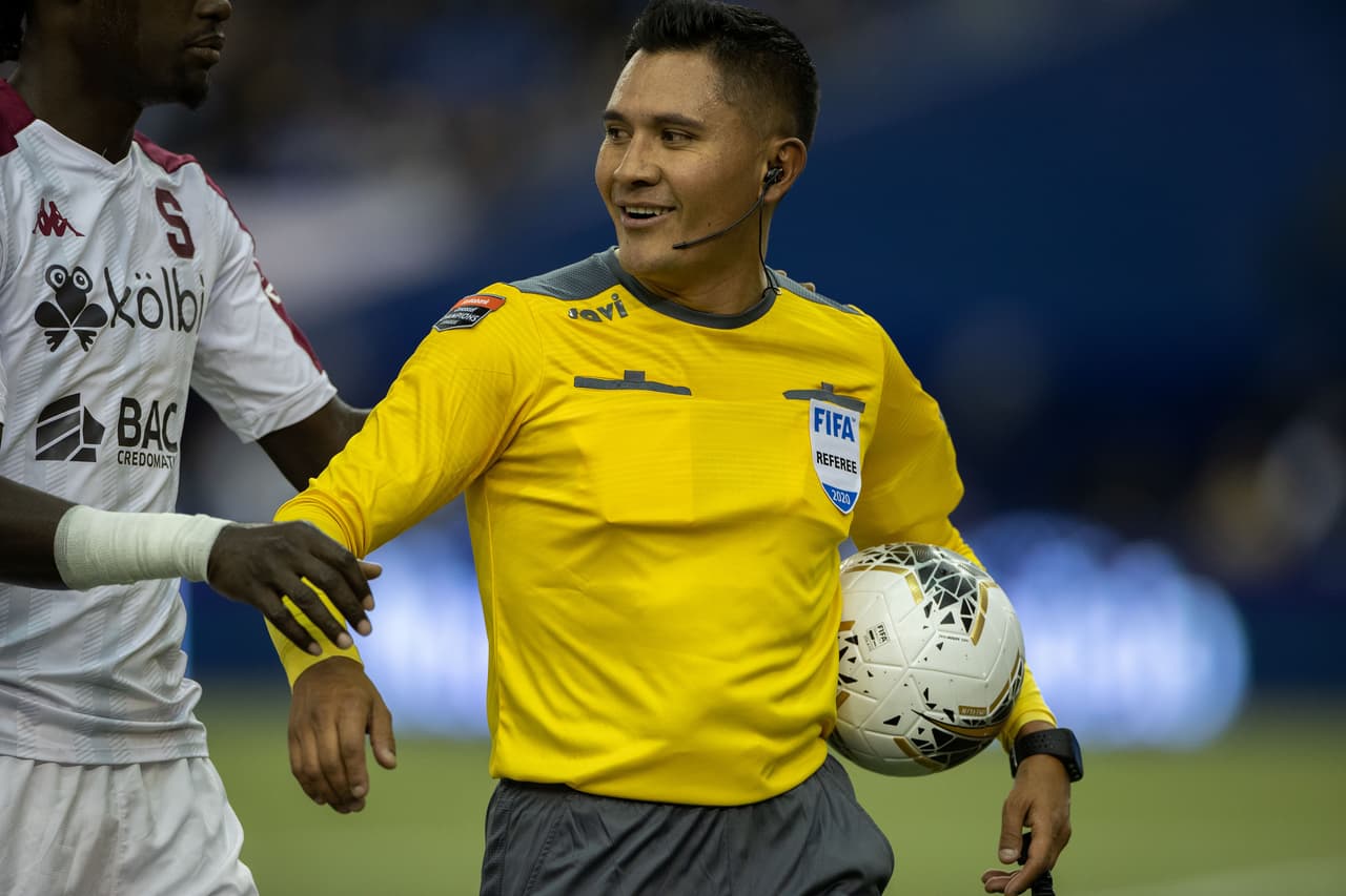 El mexicano Fernando Guerrero fue el árbitro central.