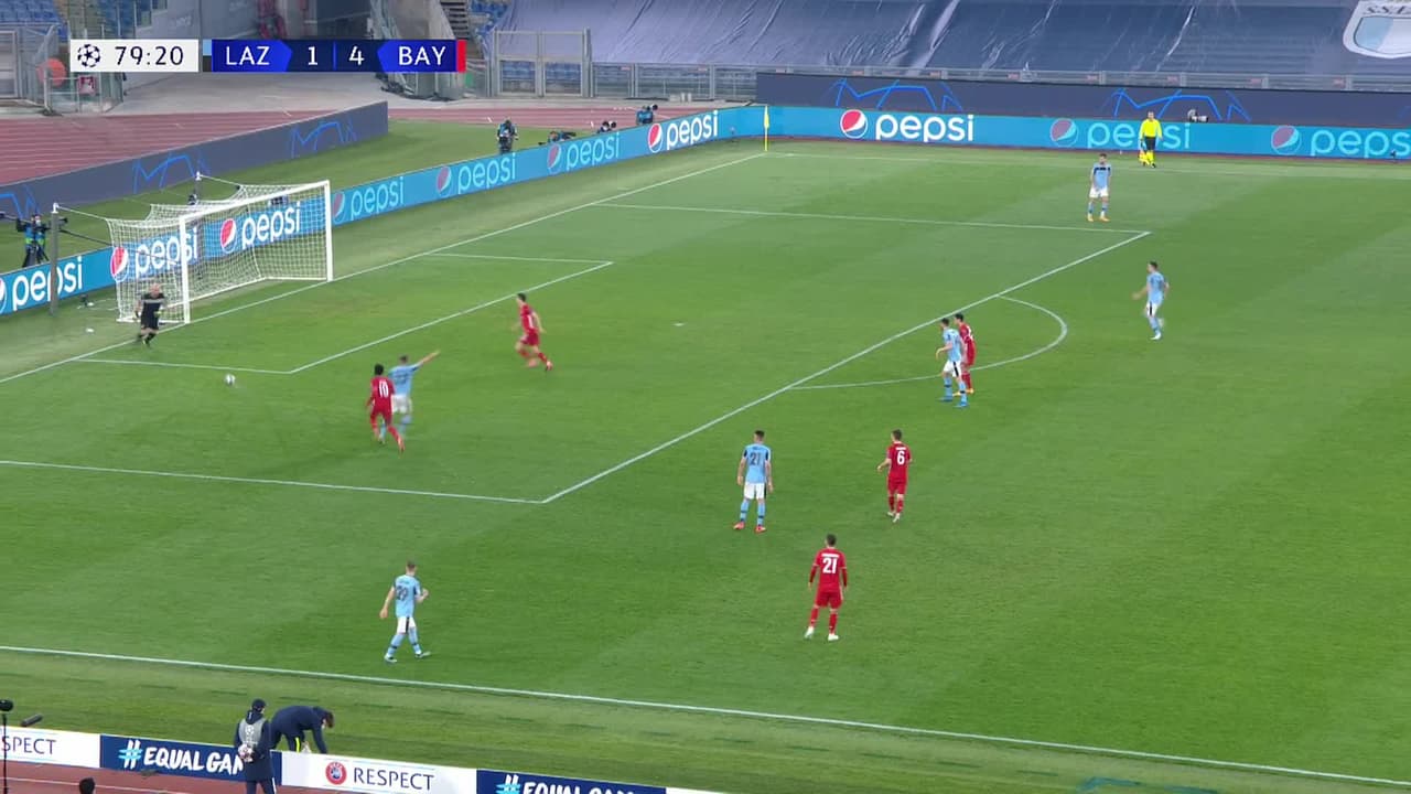 ¡TIRO ATAJADO! disparo por Robert Lewandowski.