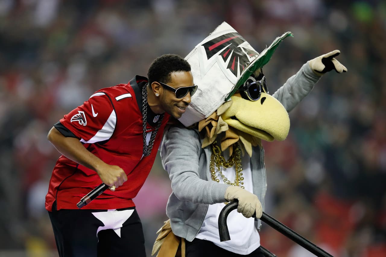 La belleza y energía de las porristas, junto con las ocurrencias y colorido de los fanáticos le dan un ingrediente adicional a la fiesta del fútbol americano de la NFL, en medio de la definición de los equipos que estarán en el Super Bowl.