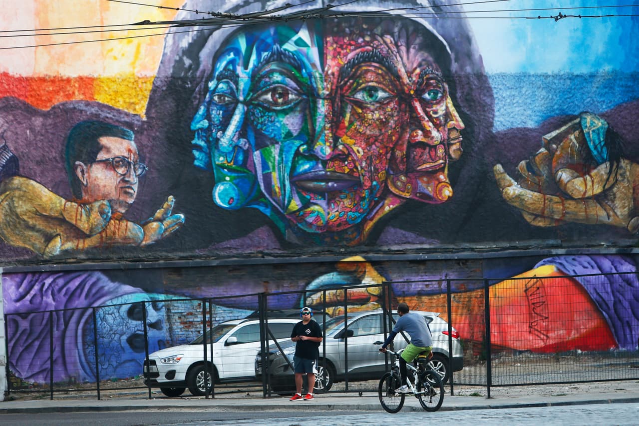 Valparaíso es el principal puerto chileno y la ciudad más pintoresca del país, con sus empinados cerros repletos de casas de colores.