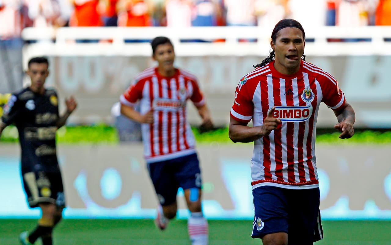 Carlos Pena of Guadalajara celebrates after scoring during their Mexican Clausura 2016 tournament football match against Dorados at Chivas stadium on May 1, 2016 in Guadalajara, Mexico. / AFP / Hector_Guerrero (Photo credit should read HECTOR_GUERRERO/AFP/Getty Images)