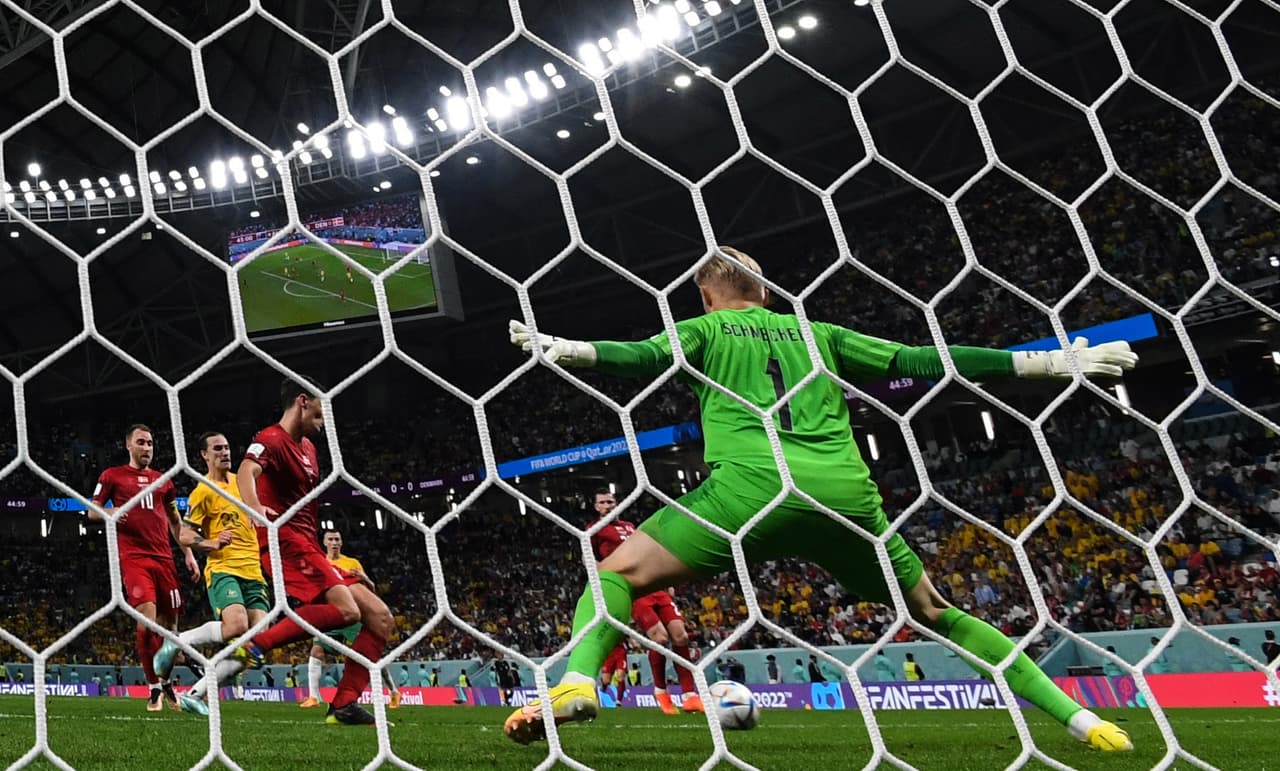 La Selección de Australia venció por la mínima a su similar de Dinamarca para eliminarlos de la Copa del Mundo y acceder al boleto de los octavos de final por segunda vez en su historia.Australia no había llegado a la siguiente fase desde 2006 y a pesar del dominio de los daneses, la defensa de los Socceroos los llevó a conseguir el boleto a los octavos de final de Qatar 2022.