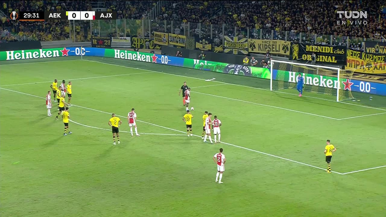 ¡GOL!  anota para Ajax. Steven Bergwijn