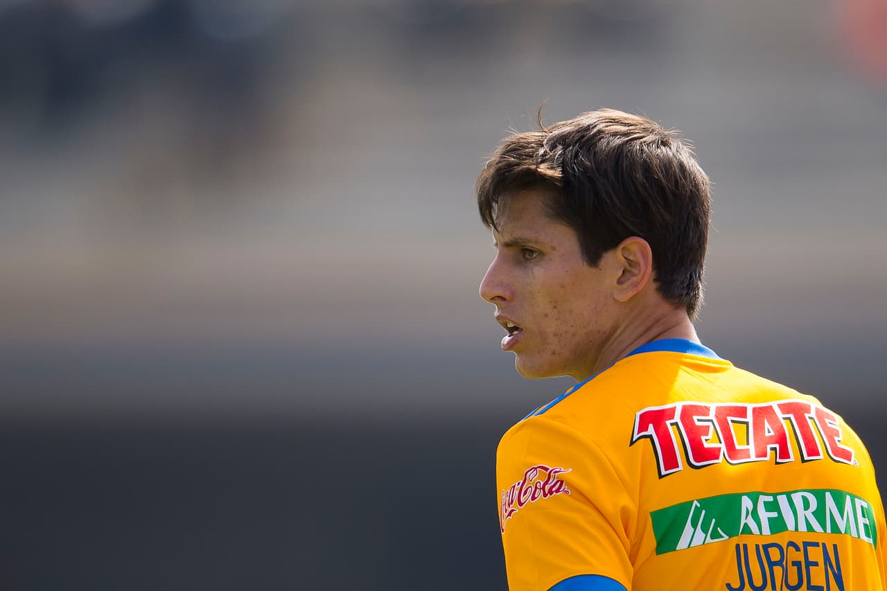 Jurgen Damm es tan veloz que en el 2017 estuvo entre los 10 jugadores de fútbol más veloces del planeta. Su zancada desgarbada y sus dribles de largo alcance son sus características.