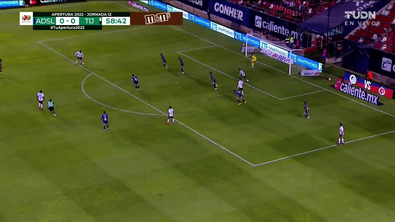 ¡CERCA! Alexis Canelo disparó que se estrella en el poste.