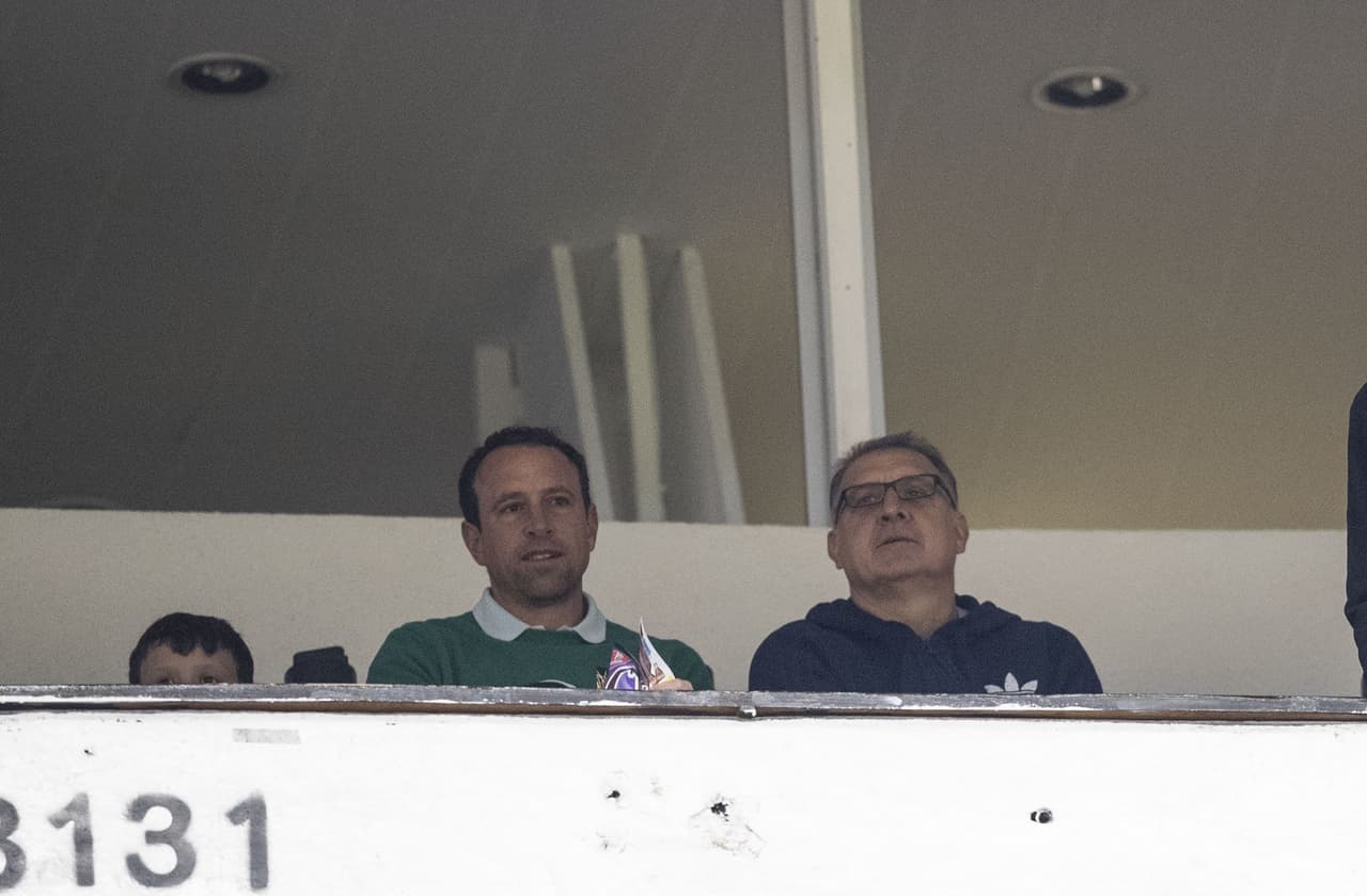El entrenador de la Selección Mexicana de Fútbol Gerardo Martino (derecha) presenció su primer partido de la Liga MX.