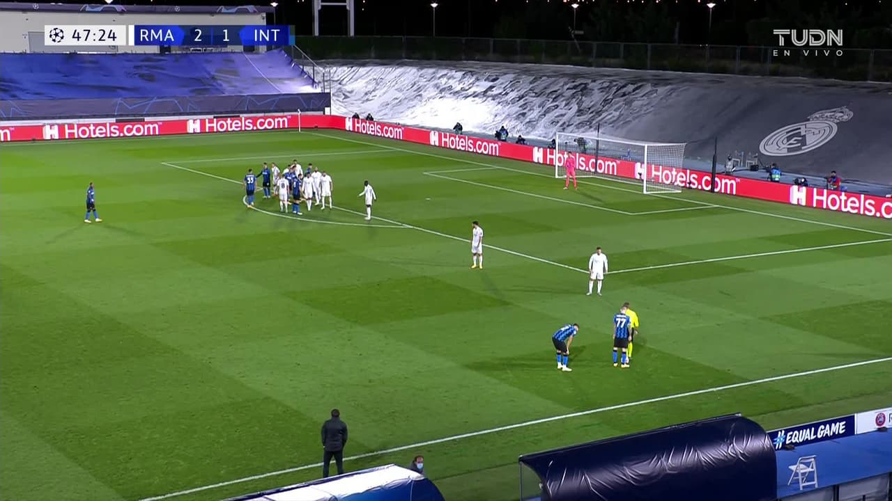 Tarjeta amarilla. El árbitro amonesta a Ferland Mendy de Real Madrid.