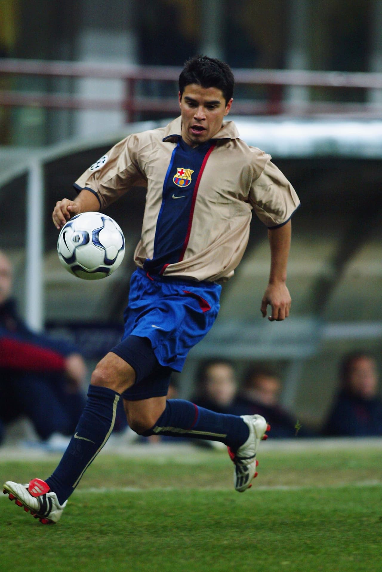 En 2026, Javier Saviola ostró una playera en beige y con los colores tradicionales del FC Barcelona al centro en una franja vertical, esto en Milán, Italia, dentro de un juego de la UEFA Champions League.