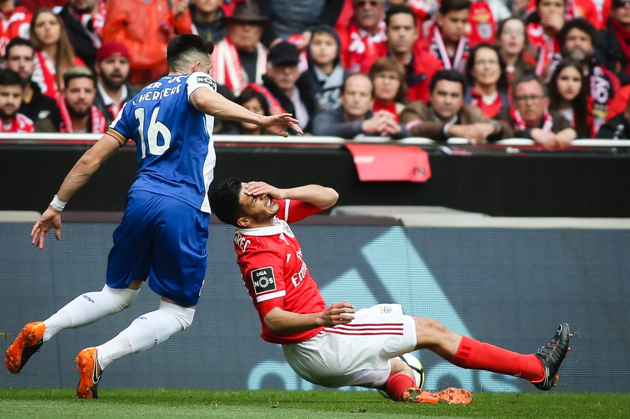 Raúl Jiménez: por cuarta vez en la temporada el delantero fue titular en la Liga NOS, pero no pesó en el ataque del Benfica, que le ganó por 2-1 al Estoril. El ex América recibió un golpe en el rostro el cual le tuvieron que suturar.