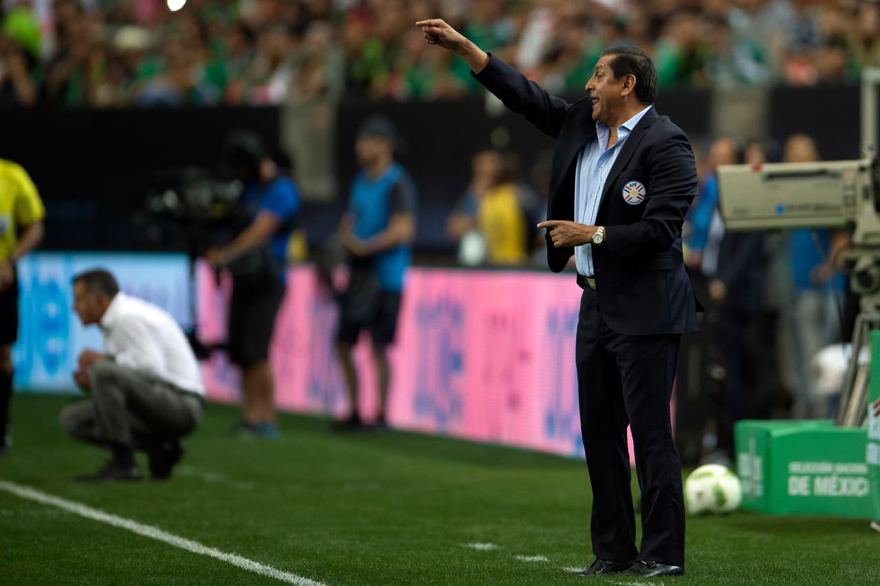 Mientars que Ramon Díaz, entonces seleccionador de Paraguay, lo haría con un 0-0 ante Costa Rica.