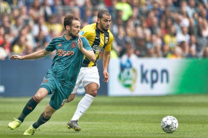 Daley Blind alineó en el centro del campo junto a Razvan Marin.