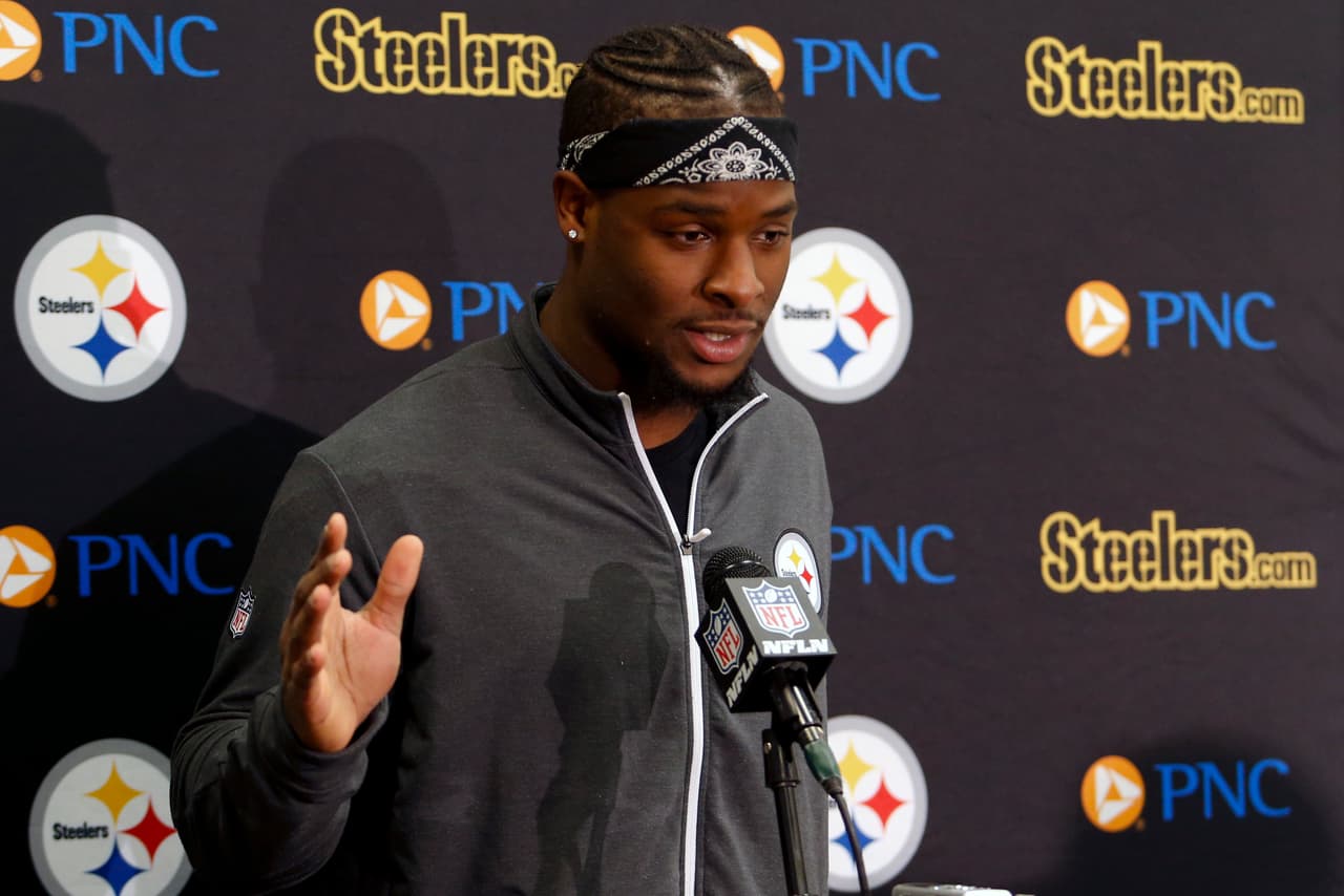 Pittsburgh Steelers running back Le'Veon Bell (26) answers a question during his post game meeting with reporters following an NFL football game against the Cleveland Browns in Cleveland, Sunday, Nov. 20, 2016. The Steelers won 24-9. (AP Photo/Ron Schwane)