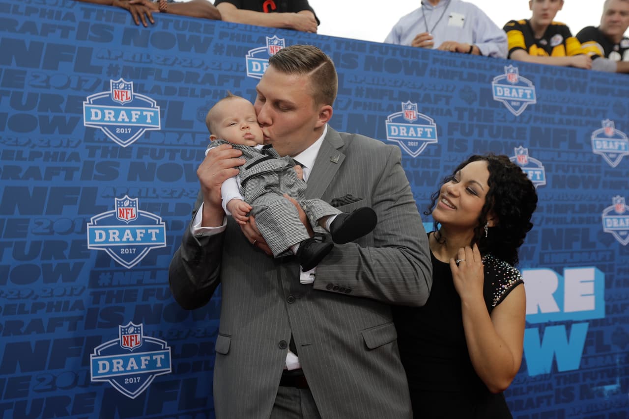 Garett Bolles de Utah besa a su hijo Kingston junto a esposa Natalie antes de que comience la primera ronda del draft.