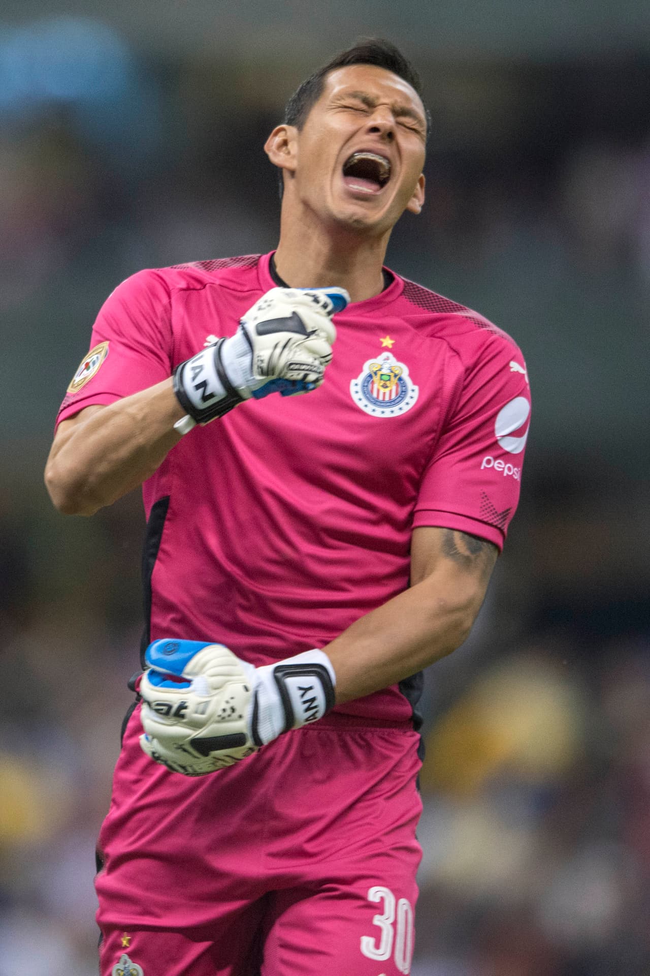 El gol de Peralta llegó tras un débil rechace de Rodolfo Cota quien dejó el balón suelto dentro del área.