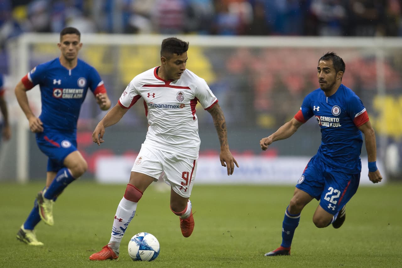 Apenas transcurrieron 10 minutos del segundo medio y el autor del gol, Cauteruccio, salió de cambio. A partir de ese momento el equipo celeste replegó las líneas y Toluca lo aprovechó.