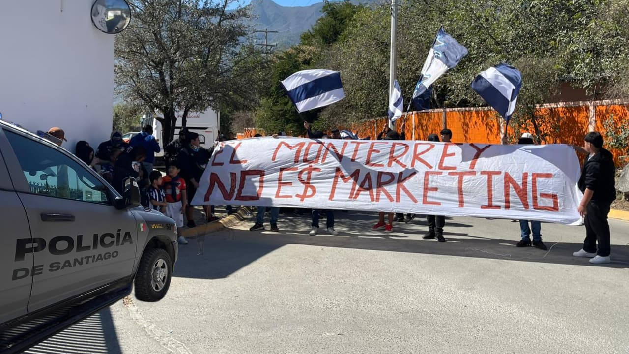 Monterrey vs. Cruz Azul: aficionados de Rayados protestan en El Barrial por malos resultados