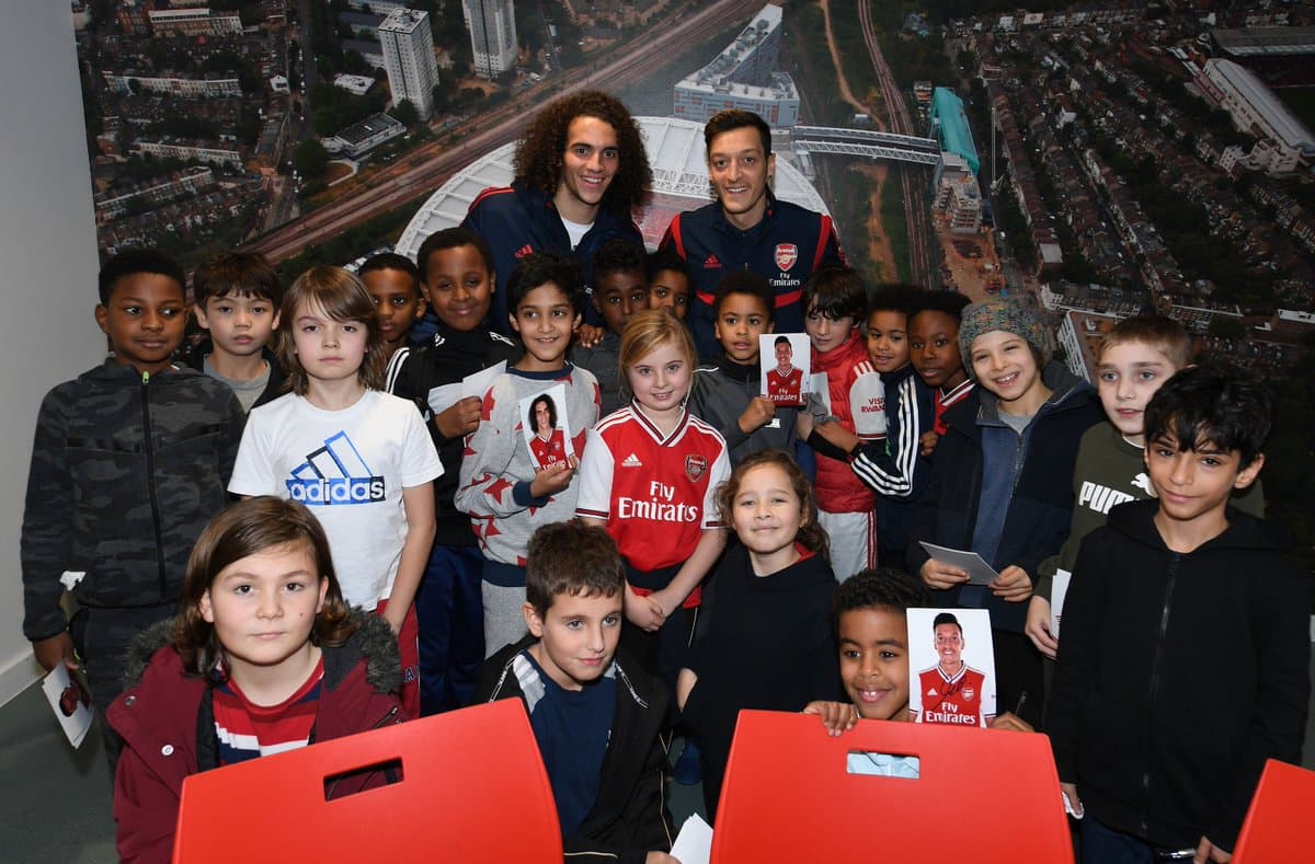 La plantilla Gunner llevó regalos, alegrías y mucha diversión a un grupo de personas del norte de Londres.