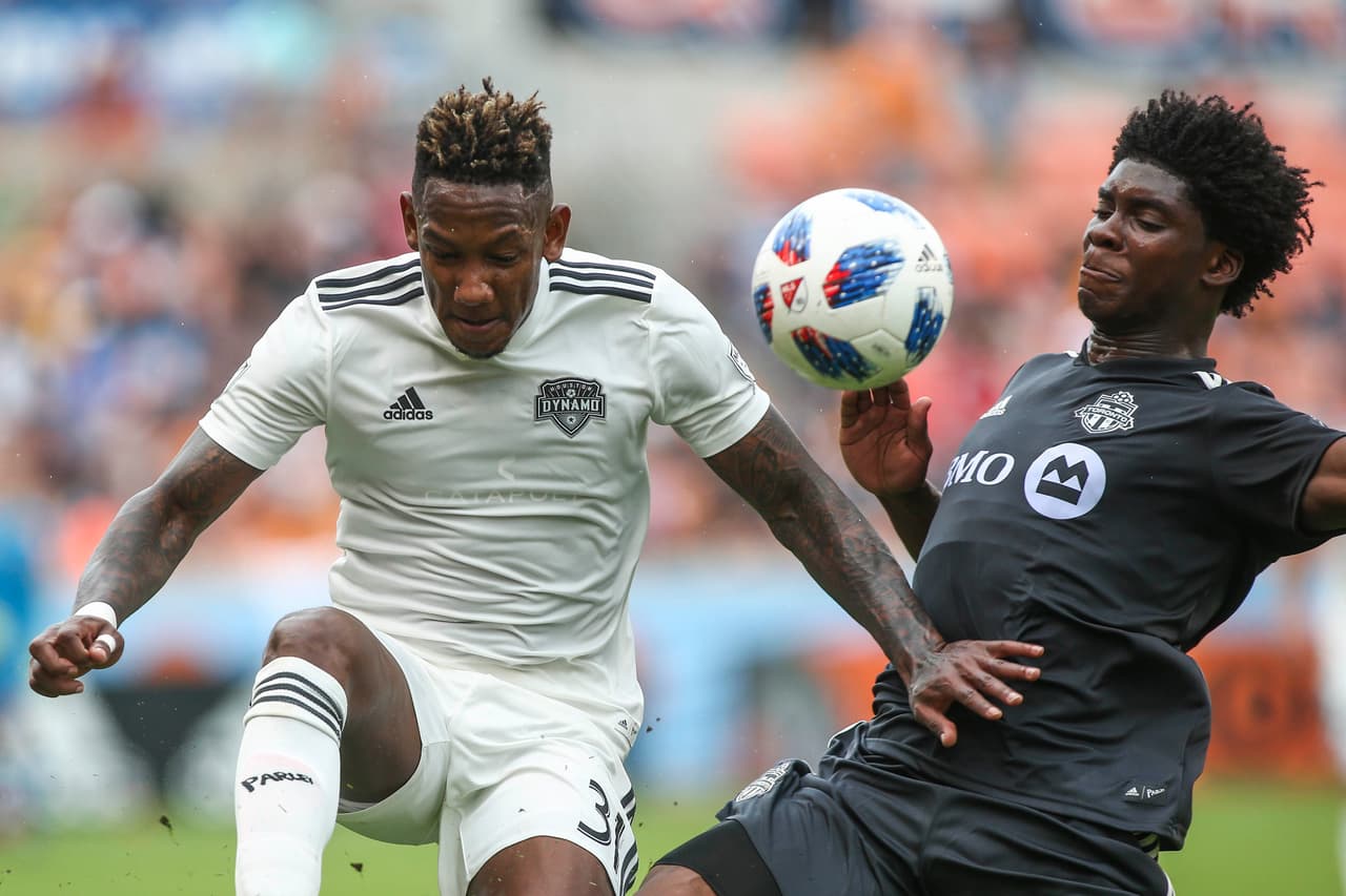 Con una asistencia y un gol, el hondureño Romell Quito tuvo una gran producción en el triunfo 5-1 de Houston Dynamo ante Toronto FC. (USA Today Images)