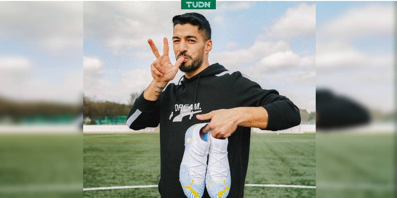 Luis Suárez cambia de botines en pleno juego tras el gol 500