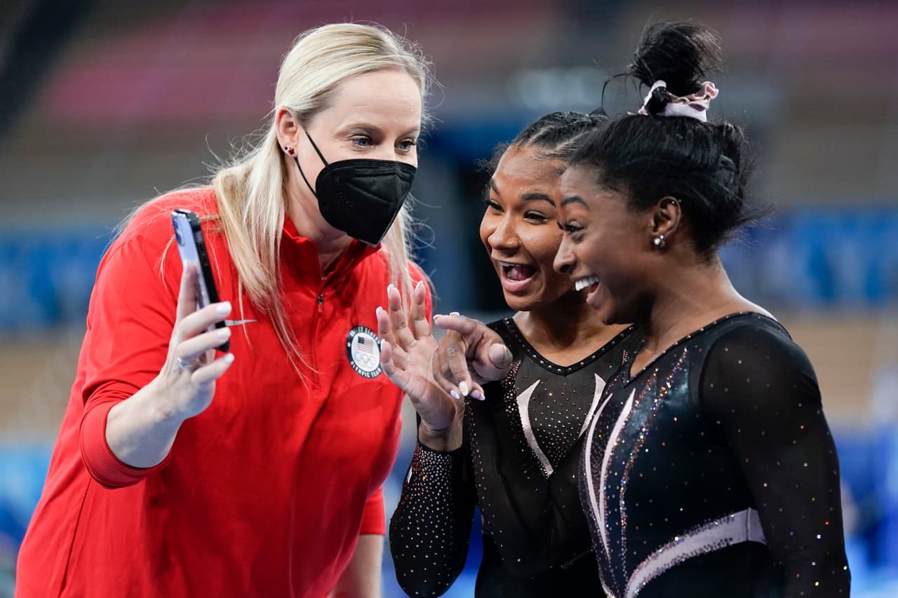 Jordan Chiles y Simone Biles, del equipo de gimnasia de Estados Unidos, se relajan durante uno de los entrenamientos previos a su participación en los Juegos Olímpicos de Tokio, Japón.
<br>
<br>Kara Eaker, una de las atletas suplentes del grupo, 
<a href="https://www.univision.com/noticias/estados-unidos/contagio-de-covid-juegos-olimpicos-gimnasta-estadounidense">dio positivo de coronavirus hace tres días, por lo que tuvo que abandonar la competencia</a>.
<br>