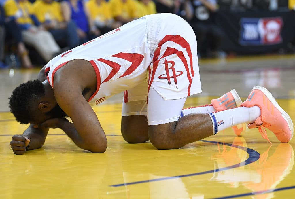Está claro que la súper estrella de Houston todavía batalla con lesiones en ambos ojos después de sufrir un golpe de Draymond Green en el segundo partido de la serie ante Golden State.