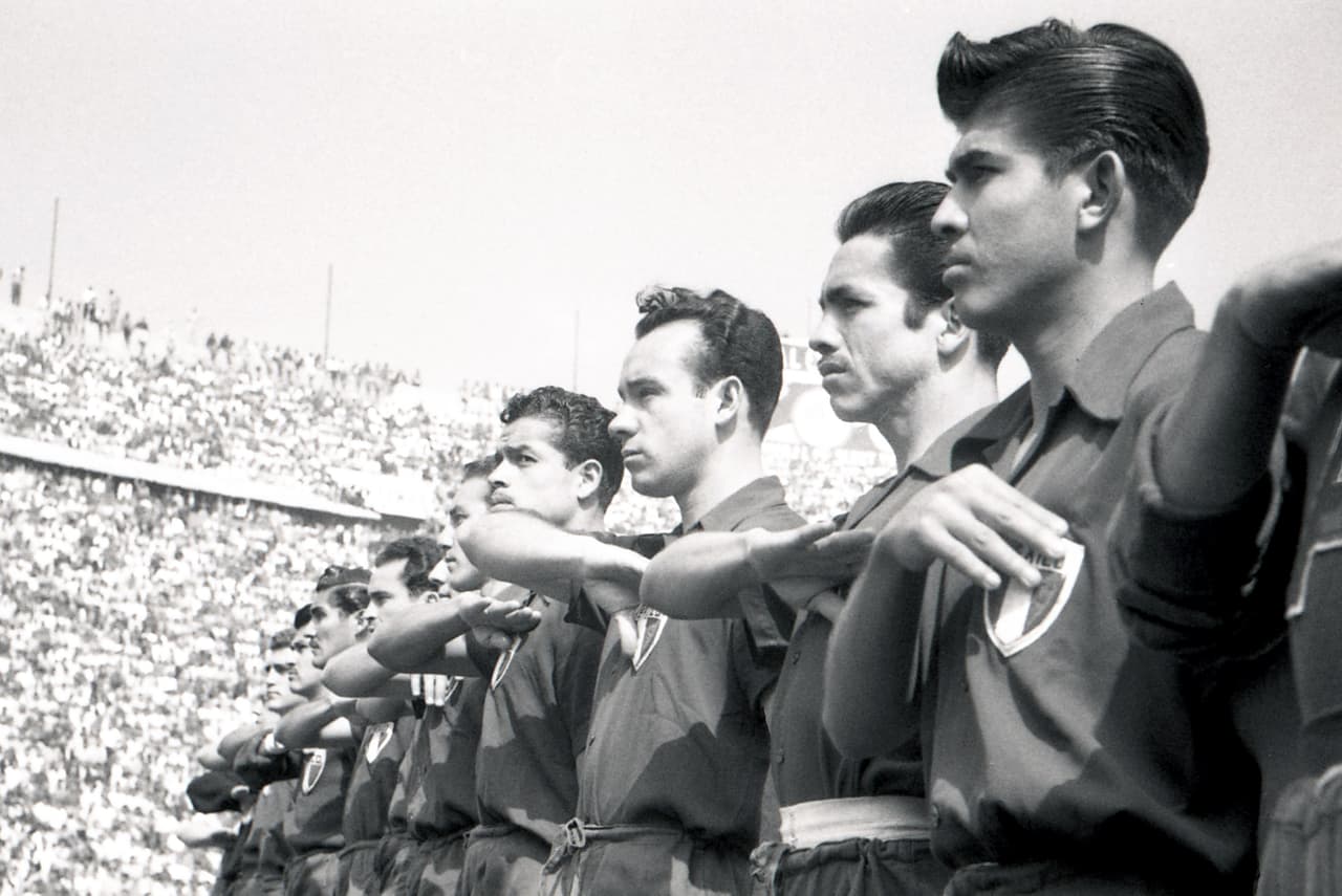 En Suiza 1954 se volvieron a enfrentar
<b>mexicanos </b>y
<b>brasileños. </b>La Canarinha volvió a golear y se quedó con el triunfo por 5-0.
