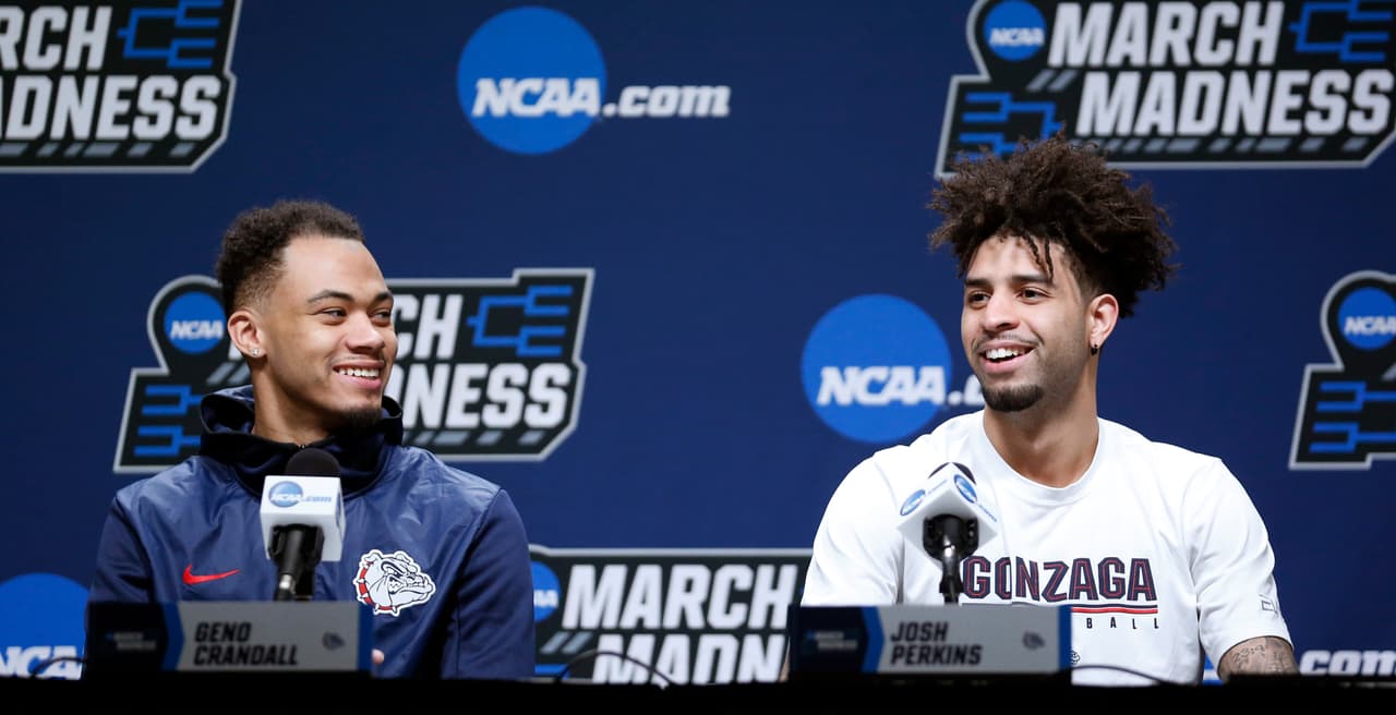 Pero no es lo único que se afina en estos días. Geno Crandall (izq) y Josh Perkins, de la Universidad de Gonzaga, se dirigen a la prensa en una conferencia antes de iniciar este jueves su participación ante Fairleigh Dickinson.