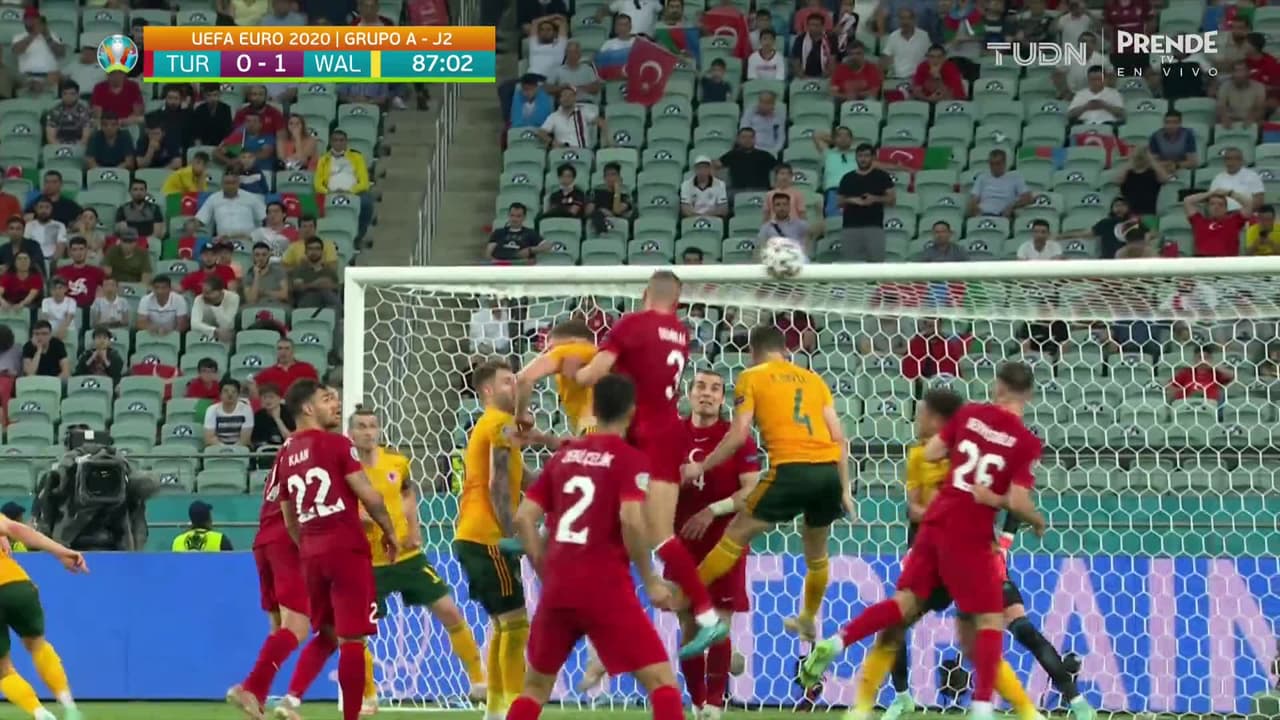 ¡TIRO ATAJADO! disparo por Merih Demiral.