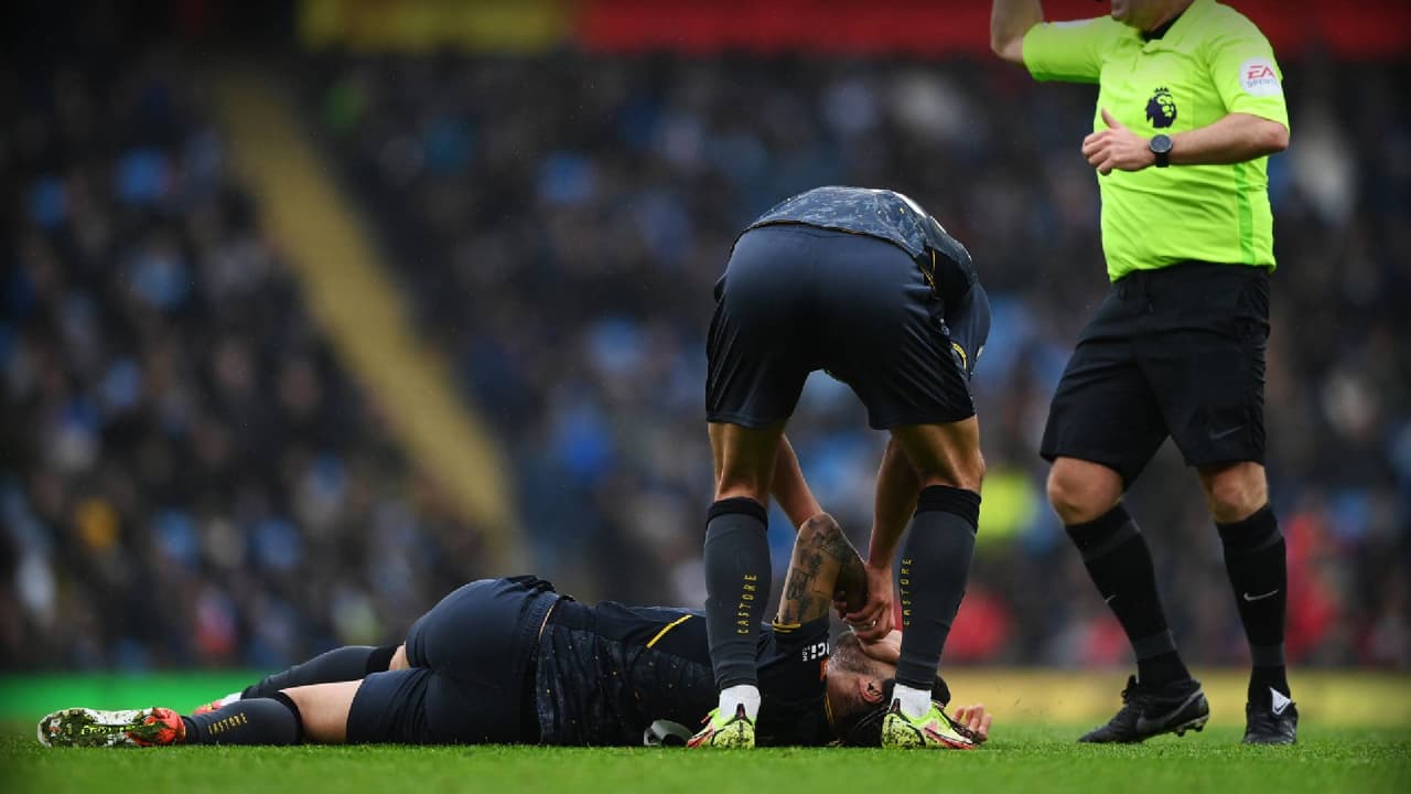 Fuerte choque de cabezas espanta a Raúl Jiménez y Wolves