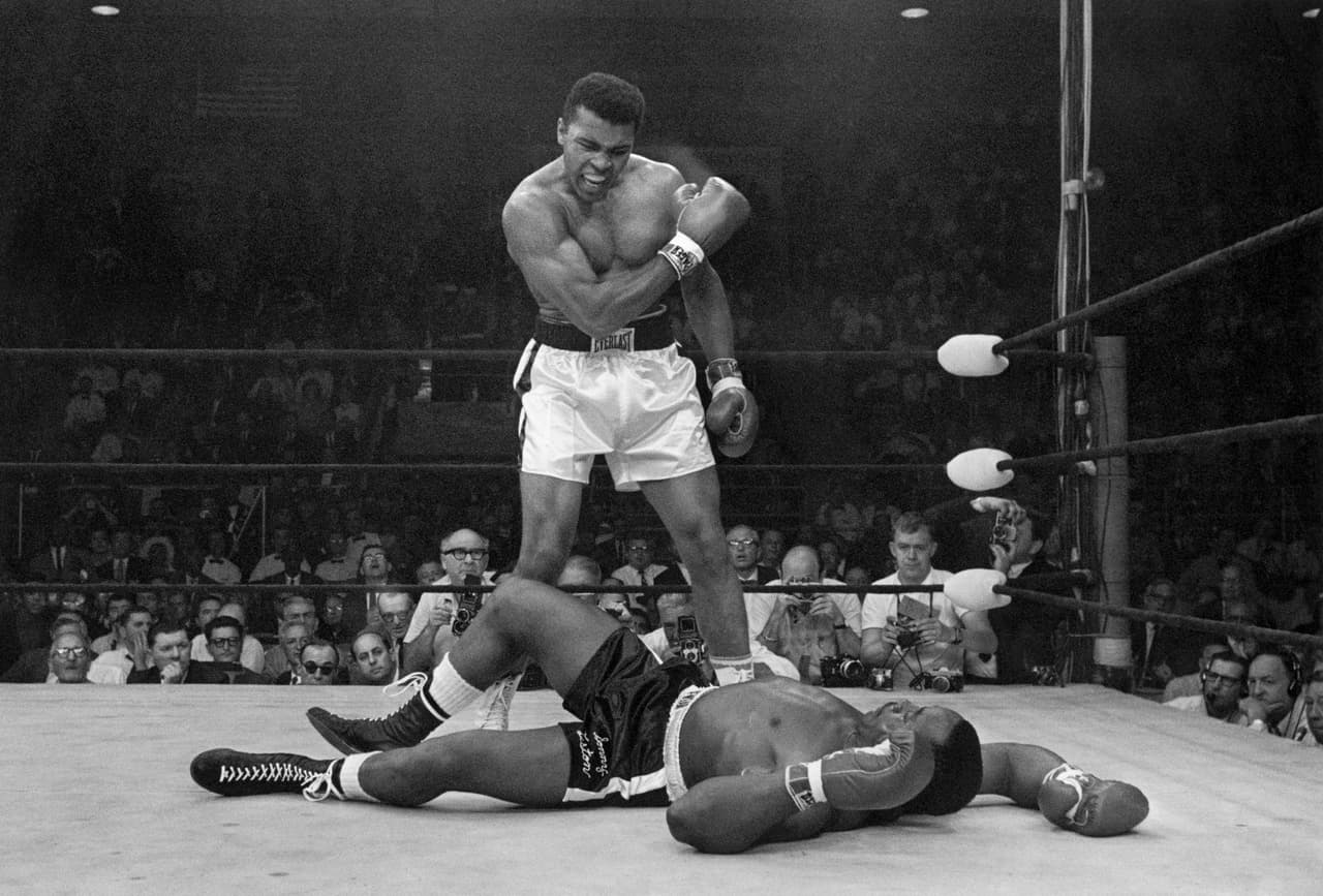 La leyenda de Muhammad Ali como campeón arrancó el 25 de febrero de 1964 al ser por primera vez campeón contra Sonny Liston, que en esta imagen del 25 de mayo de 1965 aparece derrotado en su segundo combate, el de la defensa del título.