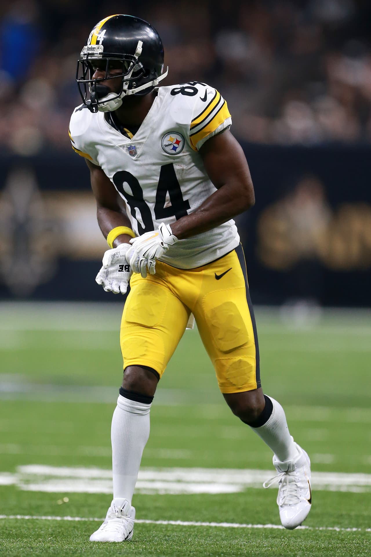 Desde la temporada 2018 cuando todavía era receptor de los Pittsburgh Steelers, comenzó la novela.