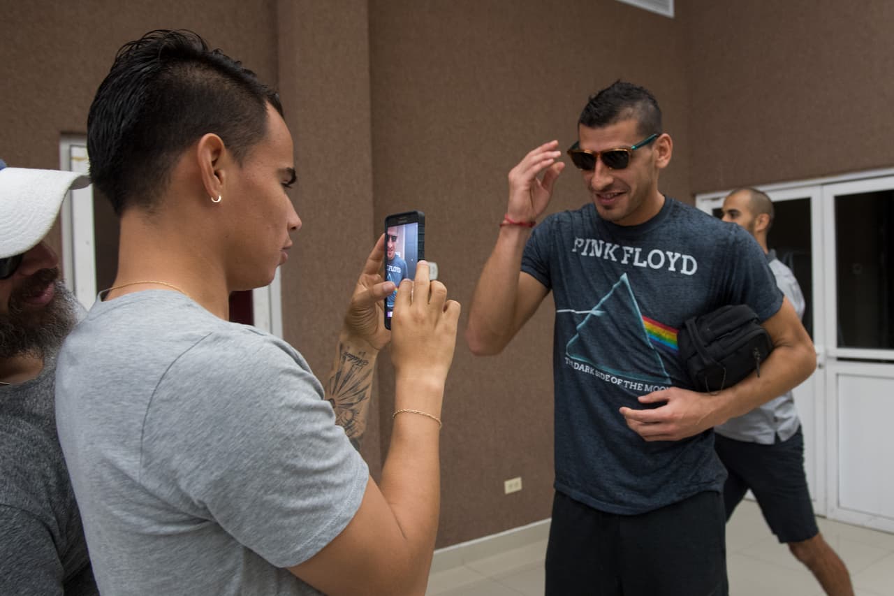 Lucas Zelarayán se estrena como peluquero
