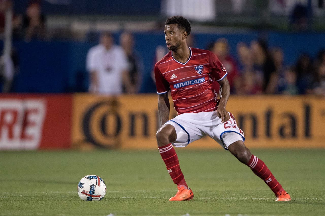 Kelly Acosta ya dejó de ser una sorpresa. El joven centrocampista estadounidense se ganó un lugar no solamente en su club sino en la selección nacional. ¿Podrá alguno de los 'bombazos' de Acosta definr el derbi texano? (USA Today Images)