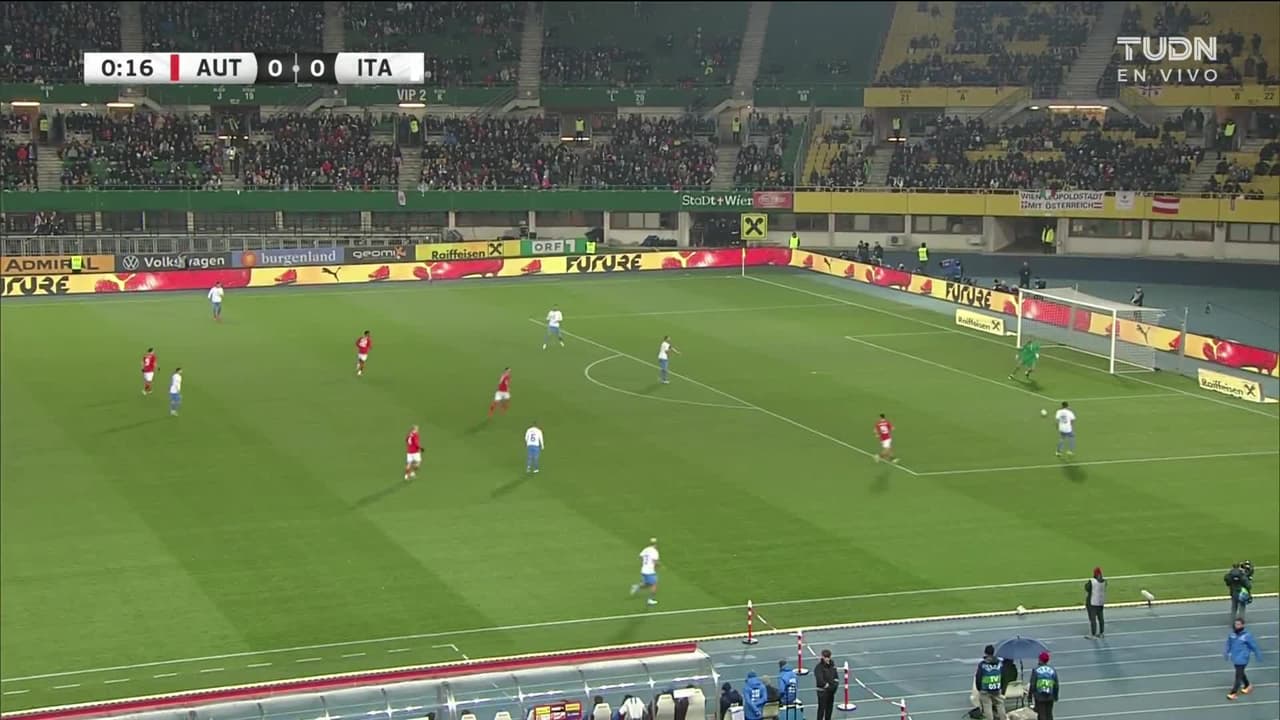 Arranca el partido y la pelota está en juego.
